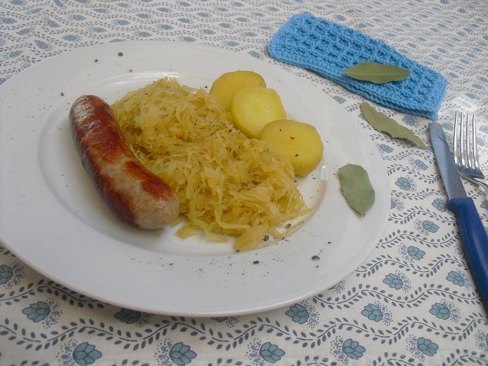 Silkes Bratwurst mit Sauerkraut und Kartoffeln von Fusselhase| Chefkoch