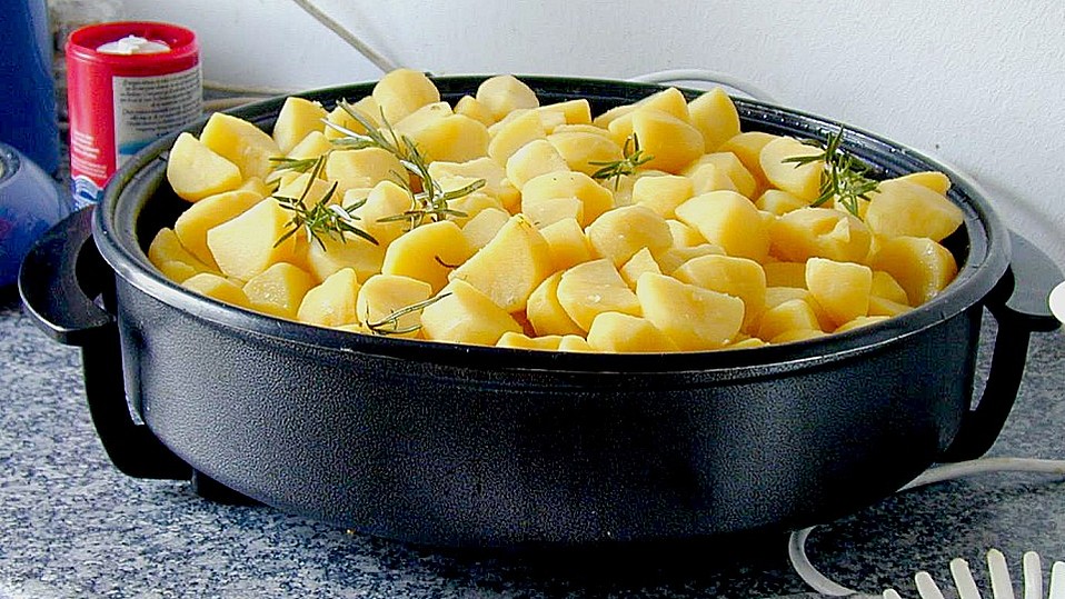 Rosmarin - Kartoffeln aus der Grillpfanne Rosmarin - Kartoffeln aus der Grillpfanne