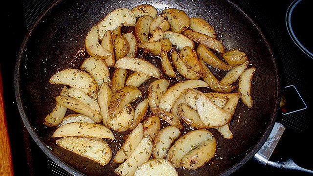 Rosmarin - Kartoffeln aus der Grillpfanne Rosmarin - Kartoffeln aus der Grillpfanne