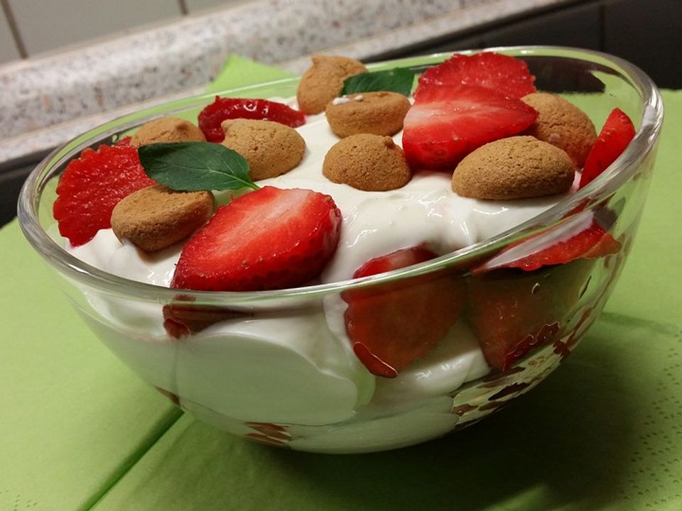 Erdbeer - Amarettini - Schichtdessert von mia46 | Chefkoch