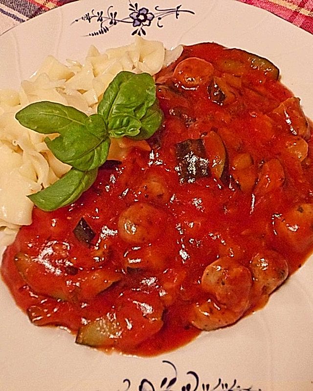 Toskana - Zucchini - Pfanne mit Mini - Bratwürstchen und Kräutern