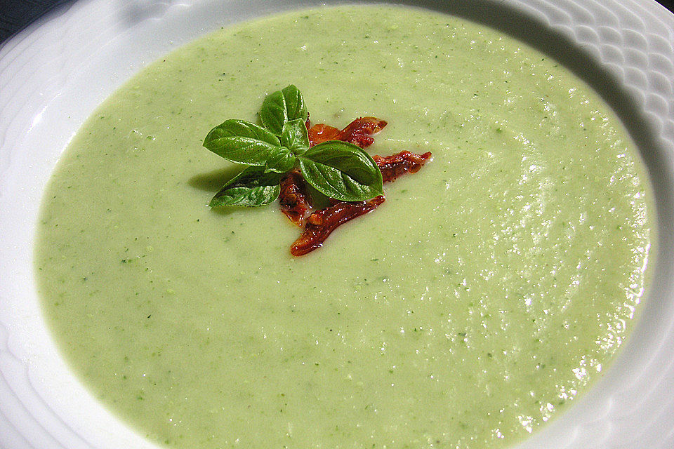 Zucchinicremesuppe mit getrockneten Tomaten