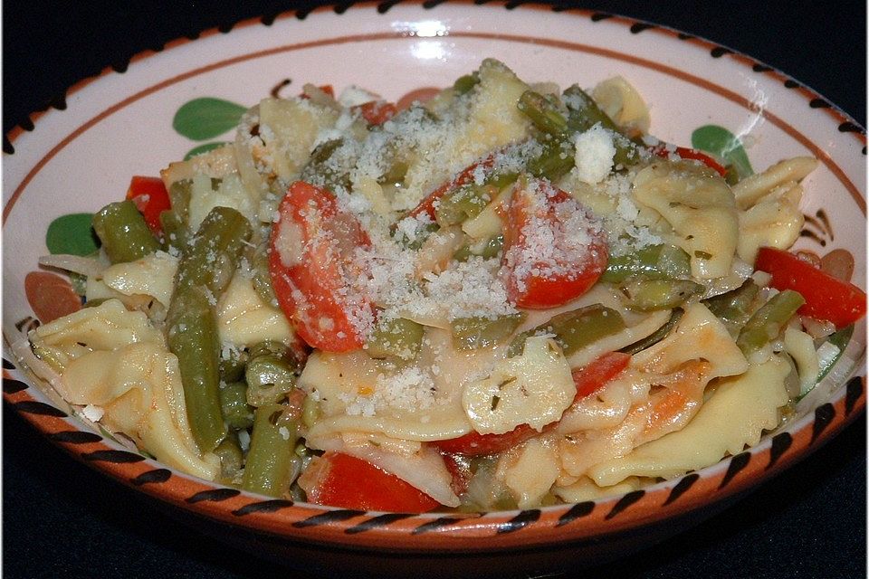 Tortellini mit Kirschtomaten und grünen Bohnen