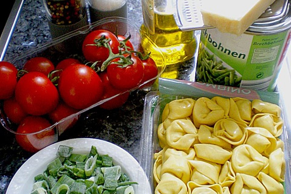 Tortellini mit Kirschtomaten und grünen Bohnen