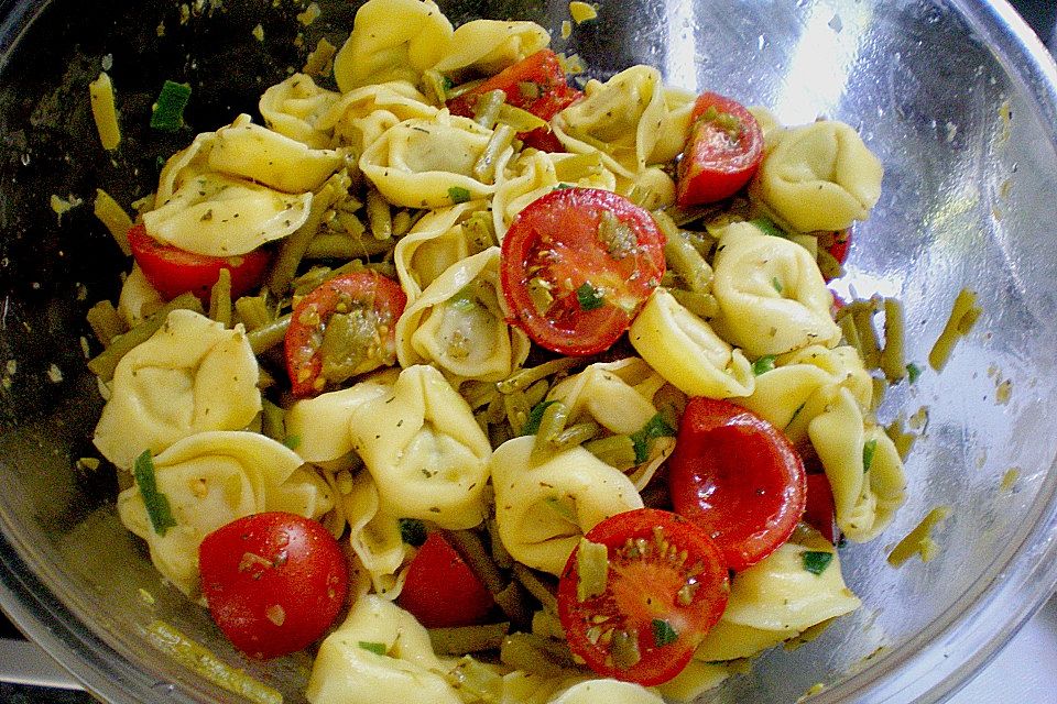 Tortellini mit Kirschtomaten und grünen Bohnen