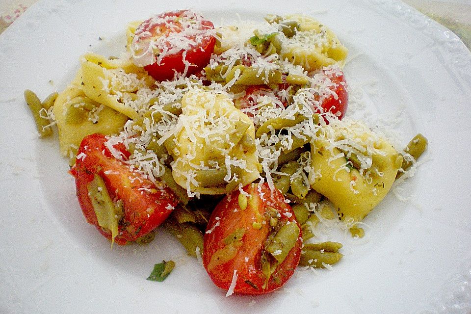 Tortellini mit Kirschtomaten und grünen Bohnen