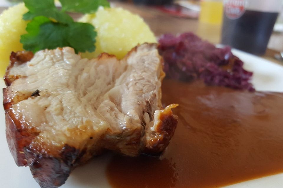 Gegrillter Schweinebauch auf dem Cobb Grill