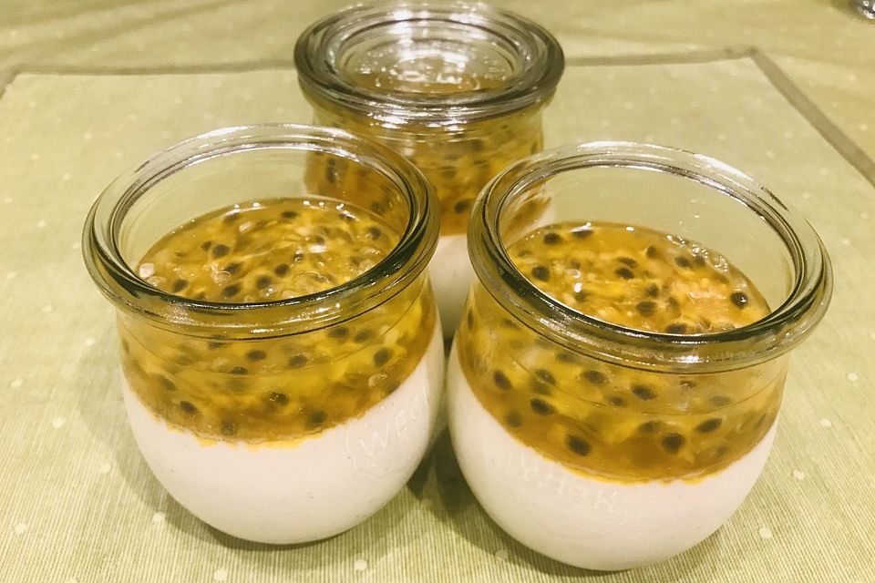 Kokos - Vanille - Pannacotta mit Passionsfruchtsalsa