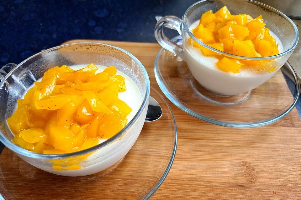 Kokos - Vanille - Pannacotta mit Passionsfruchtsalsa