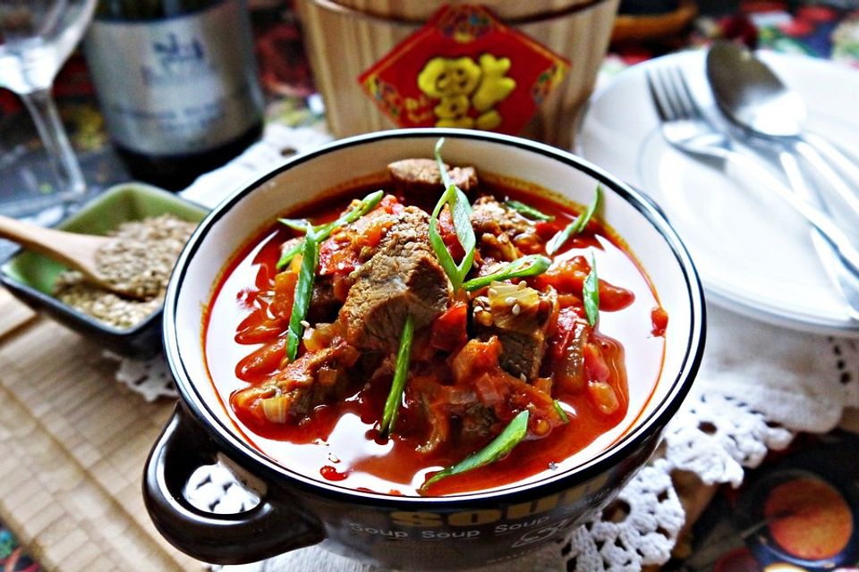 Gulasch mit frischen Tomaten