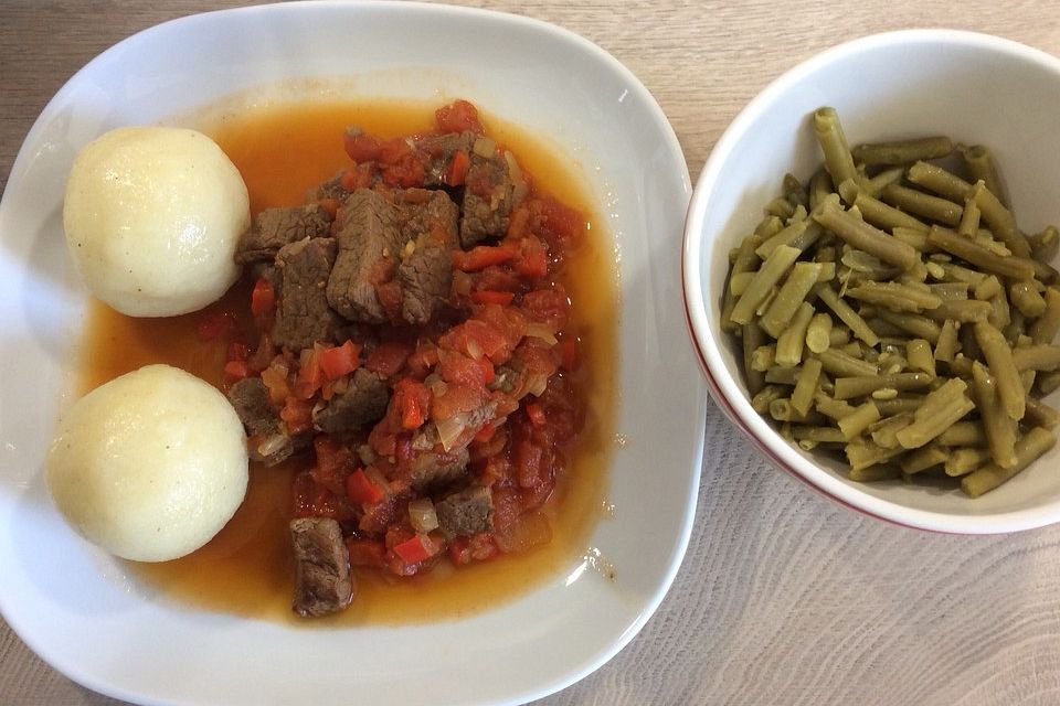 Gulasch mit frischen Tomaten