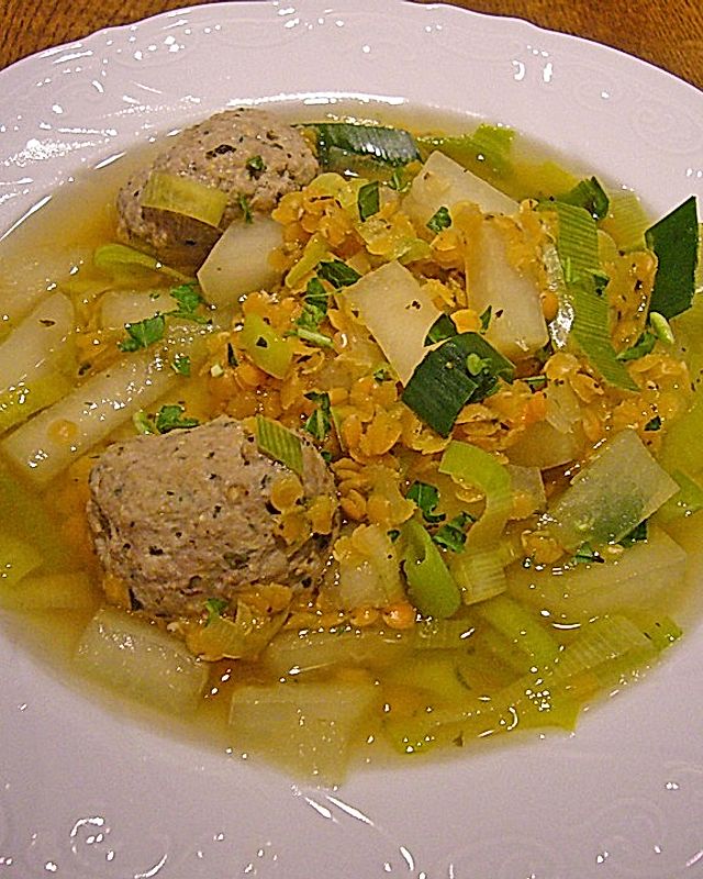 Kohlrabi - Lauch - Suppe mit roten Linsen und Rindfleischklößchen