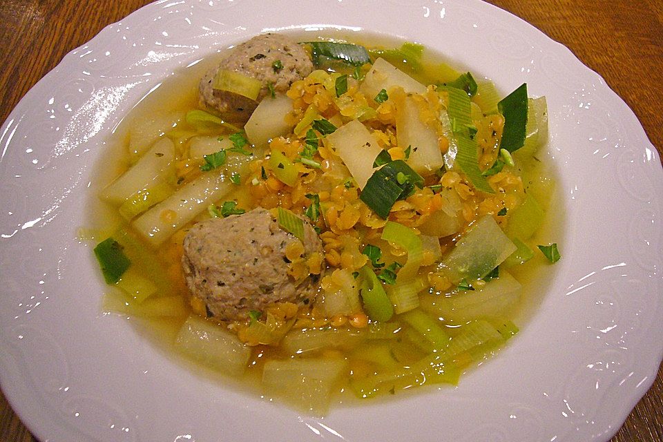 Kohlrabi - Lauch - Suppe mit roten Linsen und Rindfleischklößchen