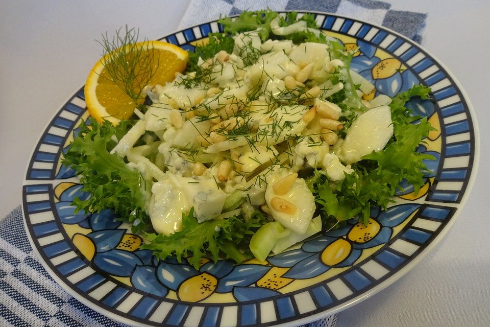 Friséesalat mit Fenchel, Birne und Gorgonzola