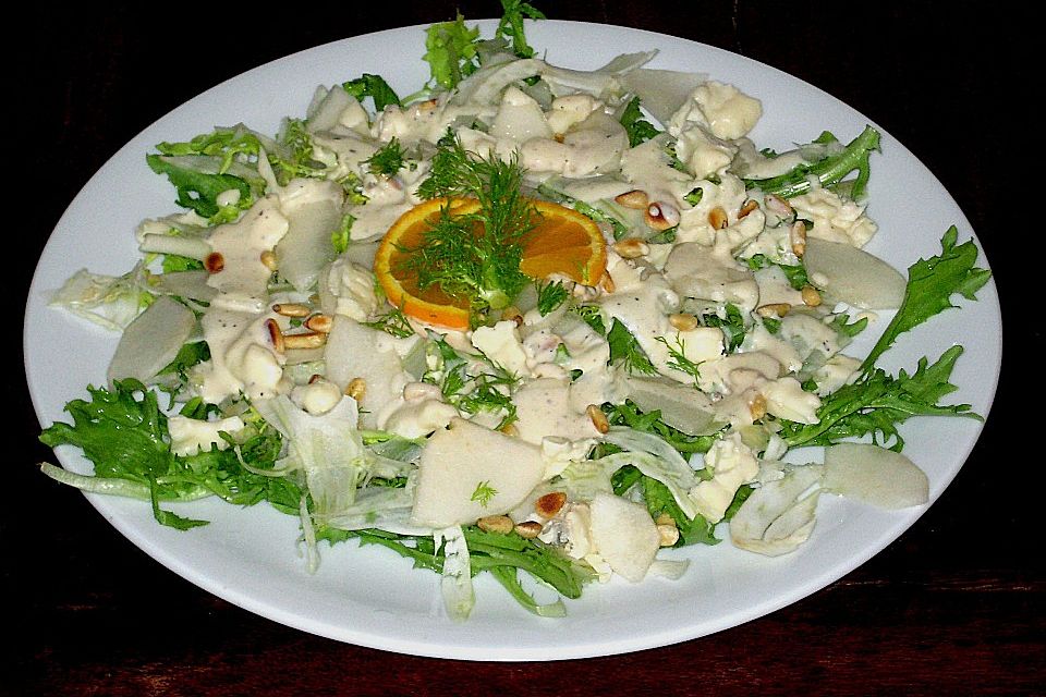 Friséesalat mit Fenchel, Birne und Gorgonzola