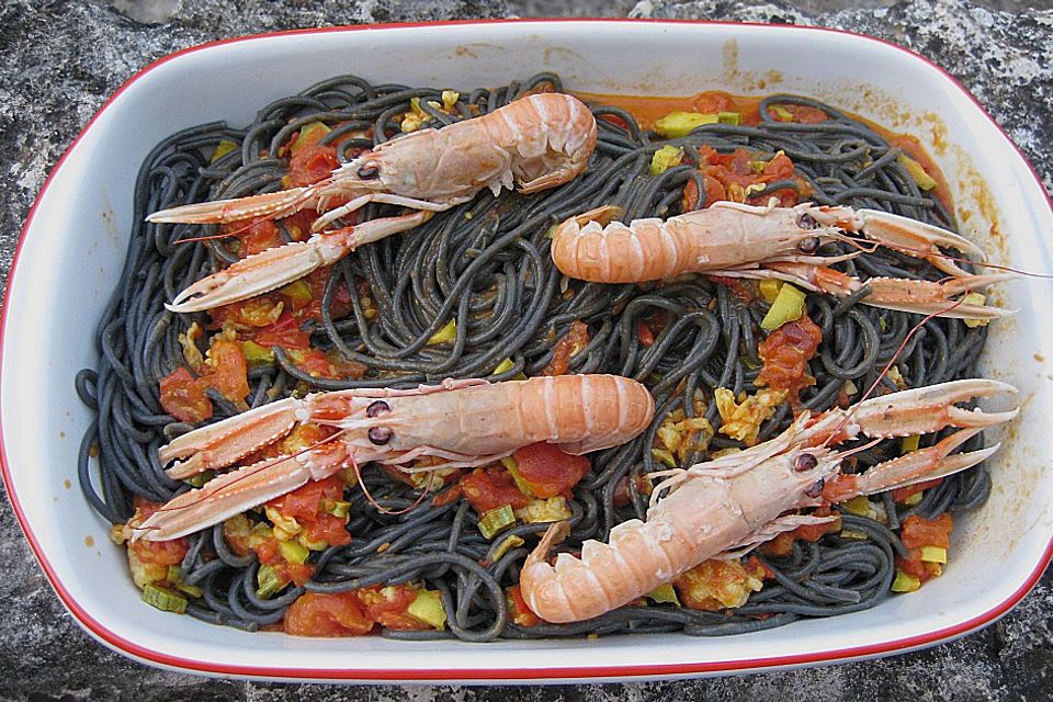 Tagliolini, schwarz gefärbt, mit echten Scampi