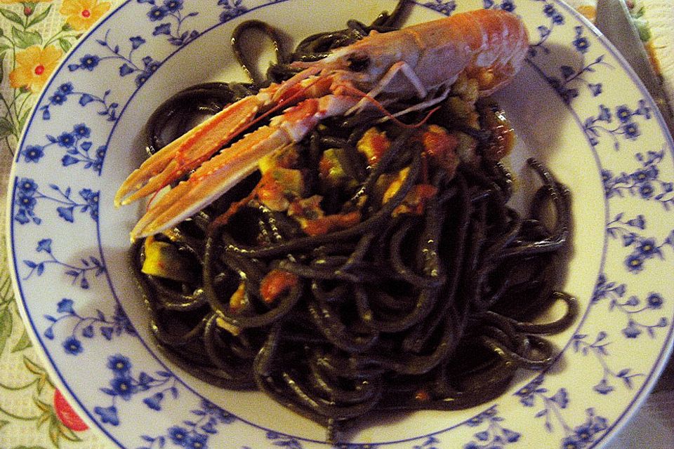 Tagliolini, schwarz gefärbt, mit echten Scampi