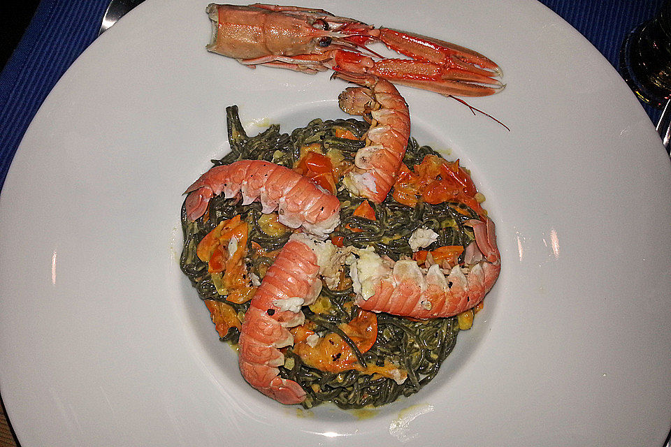 Tagliolini, schwarz gefärbt, mit echten Scampi