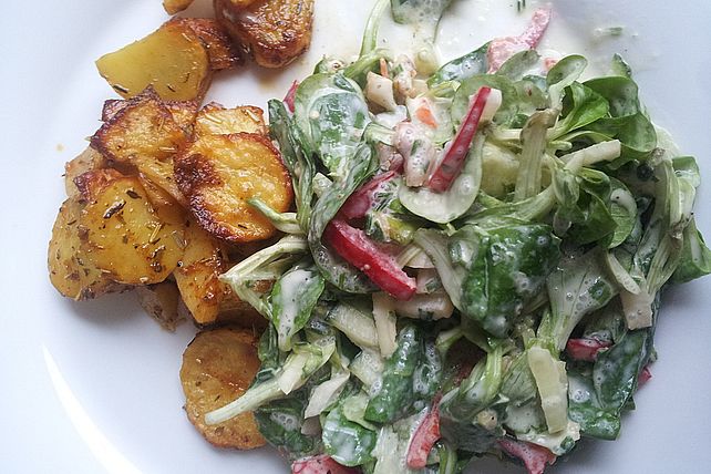 Feldsalat mit gehackten Walnüssen von Glasklar| Chefkoch