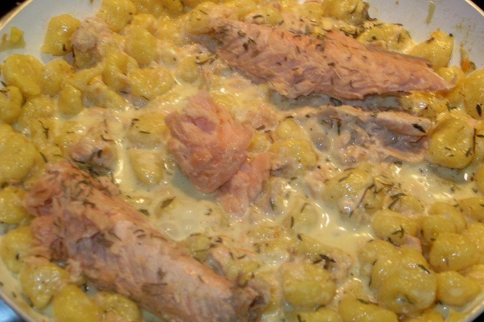 Nudeln mit Lachs-Sahne-Sauce