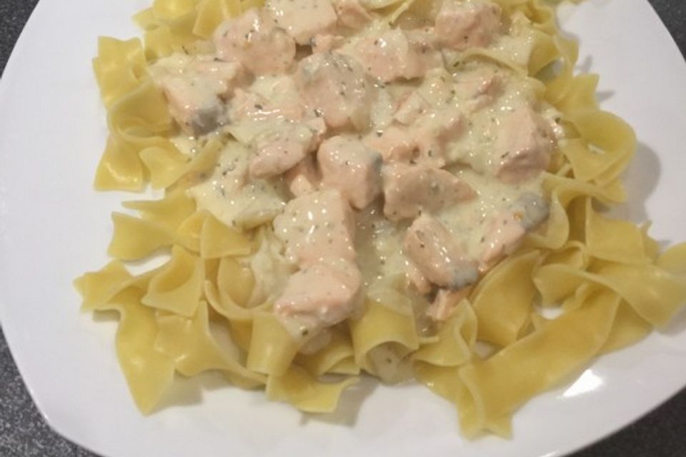 Nudeln mit Lachs-Sahne-Sauce