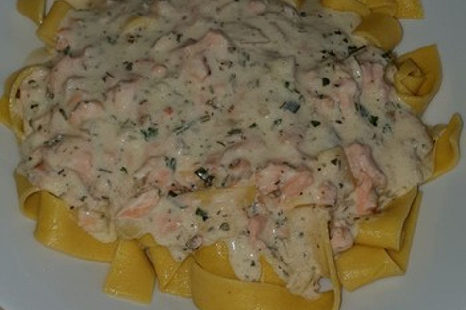 Nudeln mit Lachs-Sahne-Sauce