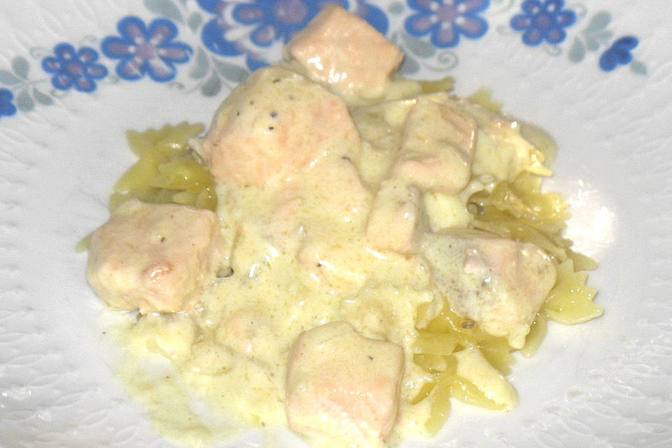 Nudeln mit Lachs-Sahne-Sauce