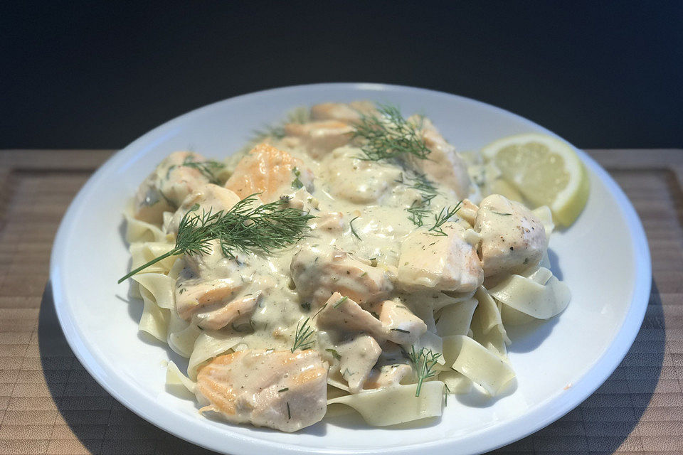 Nudeln mit Lachs-Sahne-Sauce