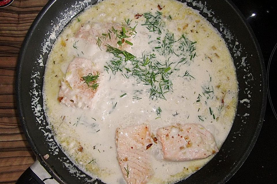 Nudeln mit Lachs-Sahne-Sauce