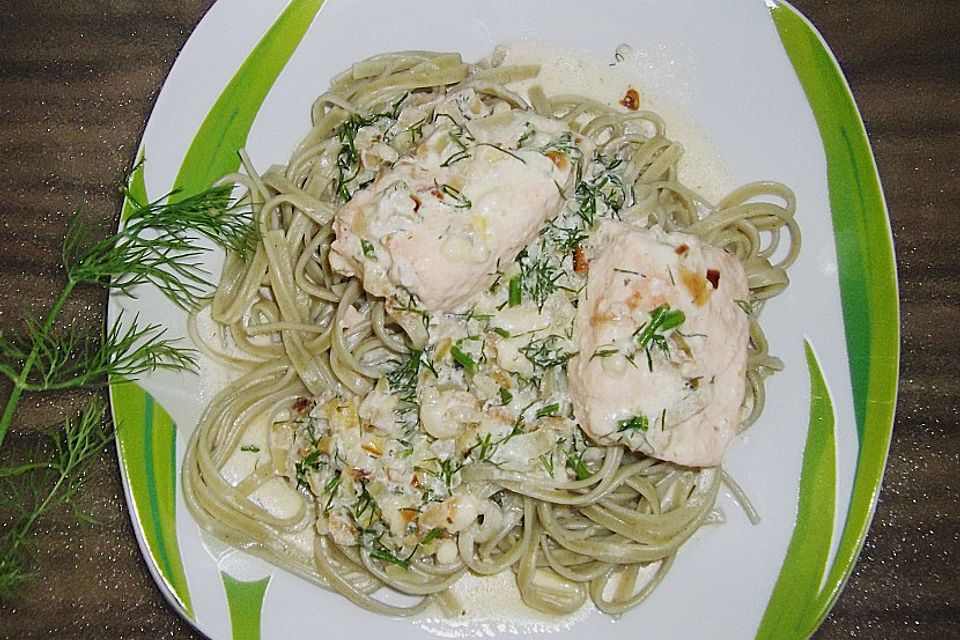 Nudeln mit Lachs-Sahne-Sauce