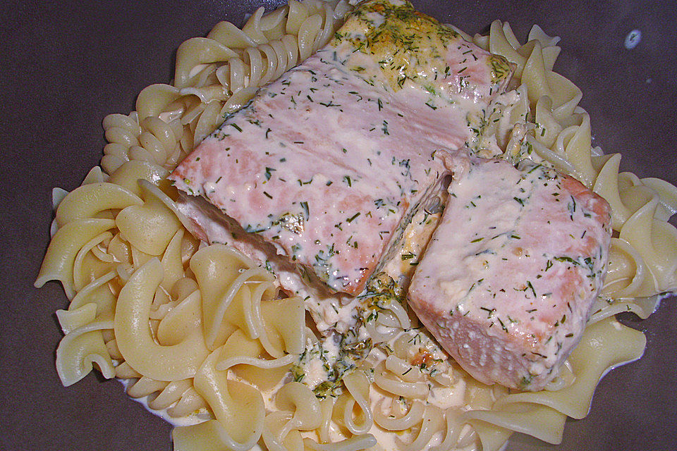 Nudeln mit Lachs-Sahne-Sauce