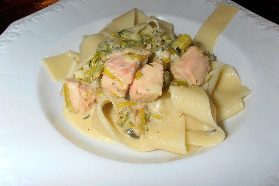 Nudeln mit Lachs-Sahne-Sauce