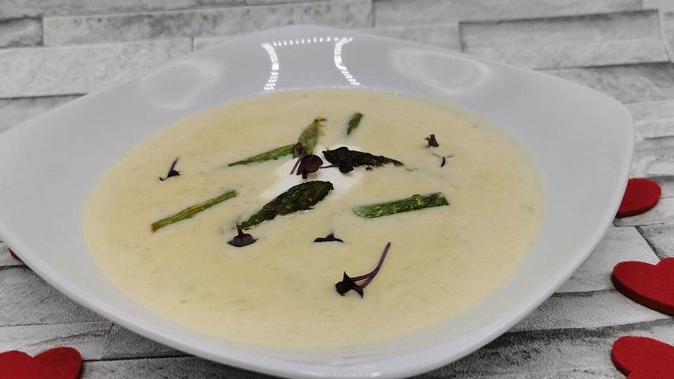 Kartoffel-grüner Spargel-Suppe