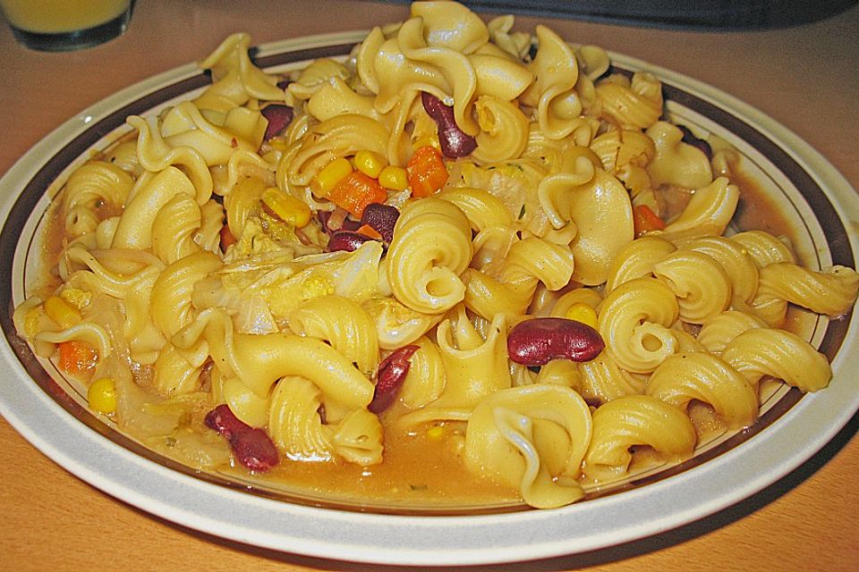 Gemüsenudeln in Pfeffersauce