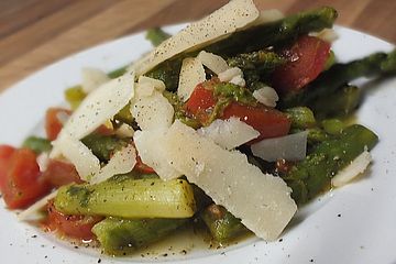Gebratener Spargel mit Tomaten und Oliven