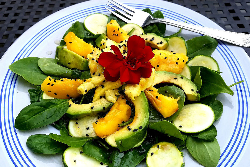 Spinat-Avocado-Gurken-Salat mit Wasabi-Dressing