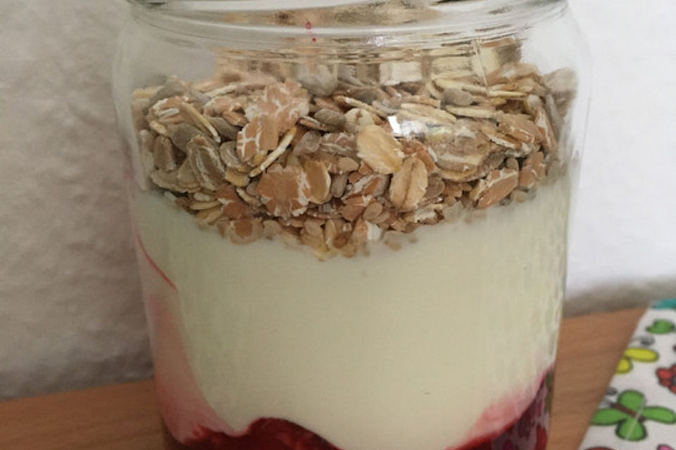 Müsli mit Beeren und Joghurt