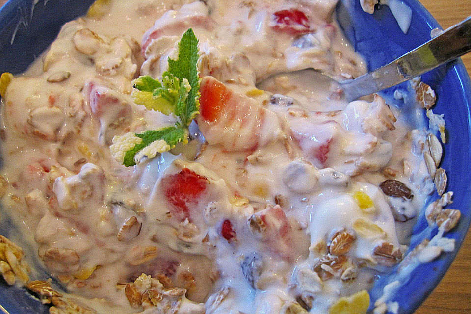 Müsli mit Beeren und Joghurt