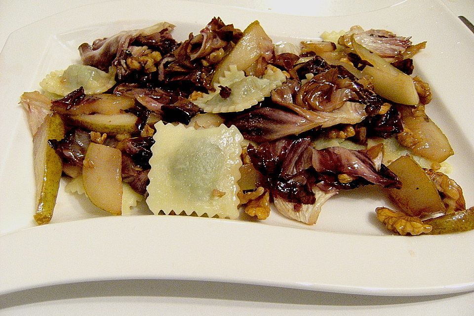 Spinat - Ravioli auf Radicchio - Birnen