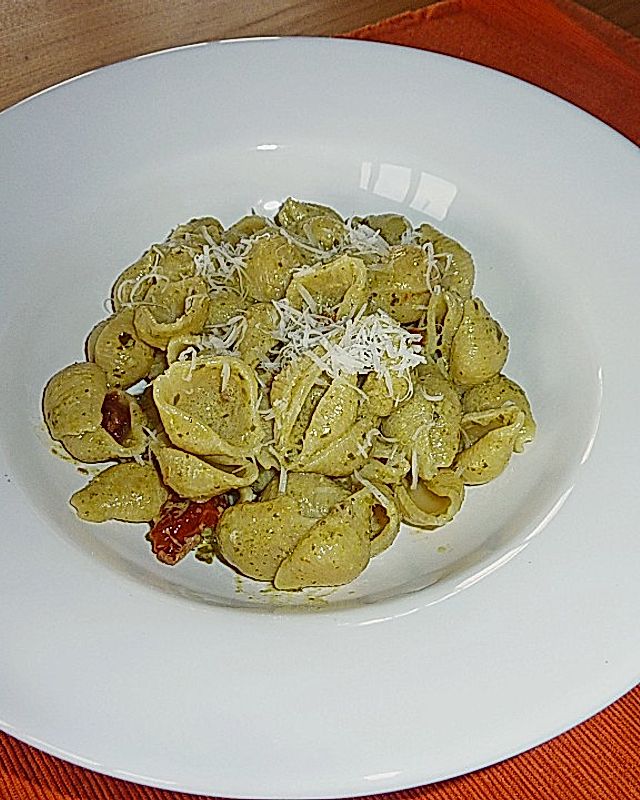 Spaghetti mit Pestosahne und Tomaten