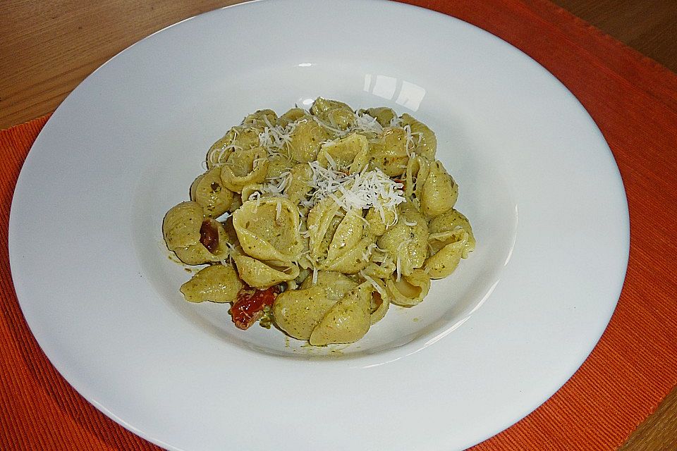 Spaghetti mit Pestosahne und Tomaten