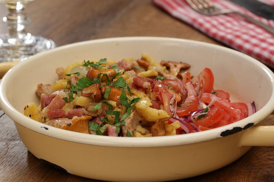 Spätzlepfanne mit Pfifferlingen, Speck und Filetspitzen