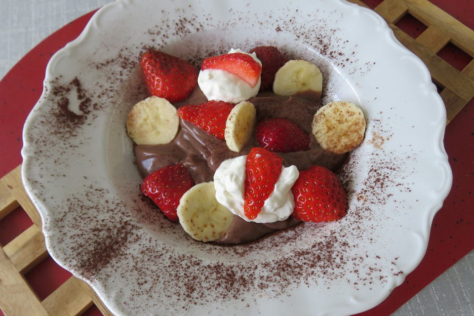 Schokopudding mit Erdbeeren und Bananen