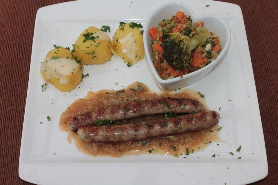 Bratwurst mit Bierzwiebelgemüse