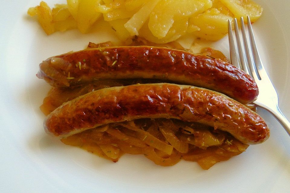 Bratwurst mit Bierzwiebelgemüse