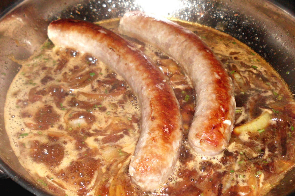 Bratwurst mit Bierzwiebelgemüse