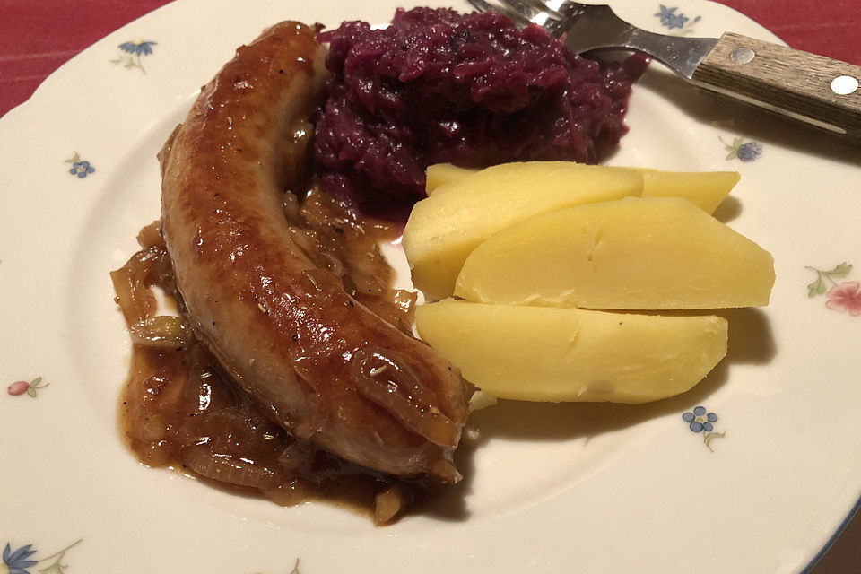 Bratwurst mit Bierzwiebelgemüse