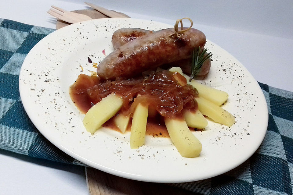 Bratwurst mit Bierzwiebelgemüse