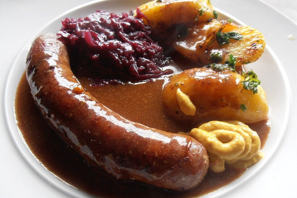 Bratwurst mit Bierzwiebelgemüse