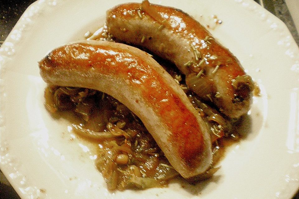 Bratwurst mit Bierzwiebelgemüse